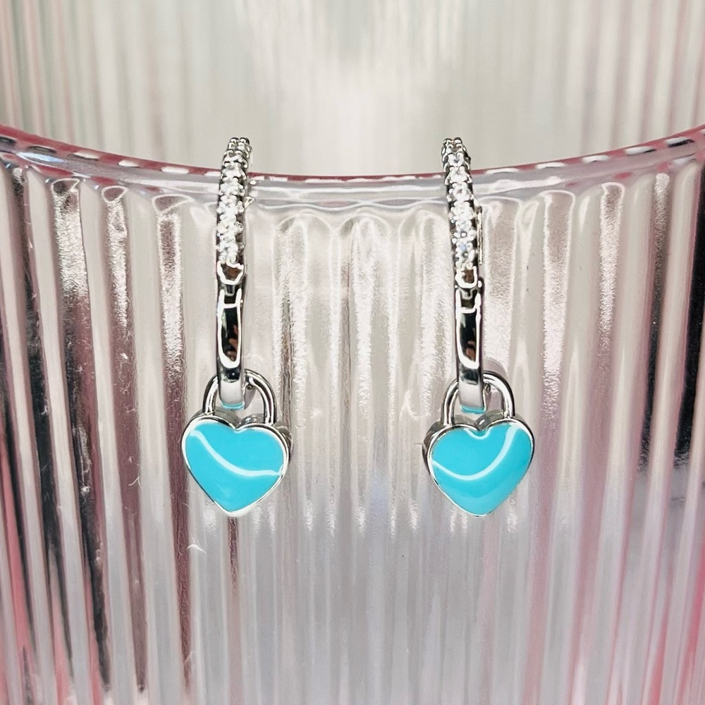 Small hoop earrings with heart charm - Picture 2 of 5